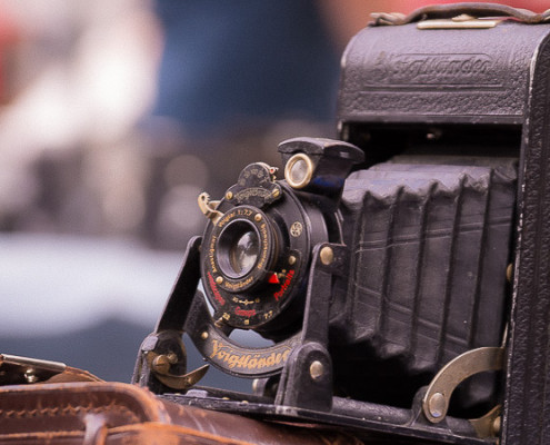 dit is een oude camera op een bruin lederen tas, een fototoestel die ik zag op een rommelmarkt in Amsterdam. Het leek me een goede foto voor een thema blogpost over de huwelijksfotograaf, zijn huwelijksfotografie en het kennismakingsgesprek