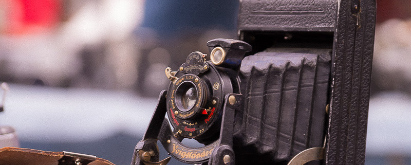 dit is een oude camera op een bruin lederen tas, een fototoestel die ik zag op een rommelmarkt in Amsterdam. Het leek me een goede foto voor een thema blogpost over de huwelijksfotograaf, zijn huwelijksfotografie en het kennismakingsgesprek