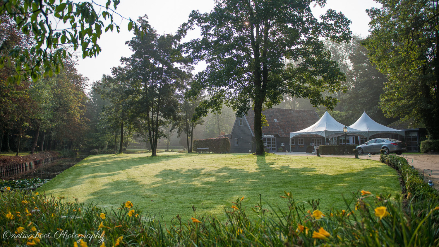 Het domein 't Meersdael is ook ideaal voor huwelijksfeesten. Er is ruimte genoeg voor alle gasten, een mooie grote tuin is een schitterend decor voor het huwelijksfeest met alle gasten. Voor de huwelijksfotograaf geeft een dergelijk mooi en groen park veel mogelijkheden als decor.