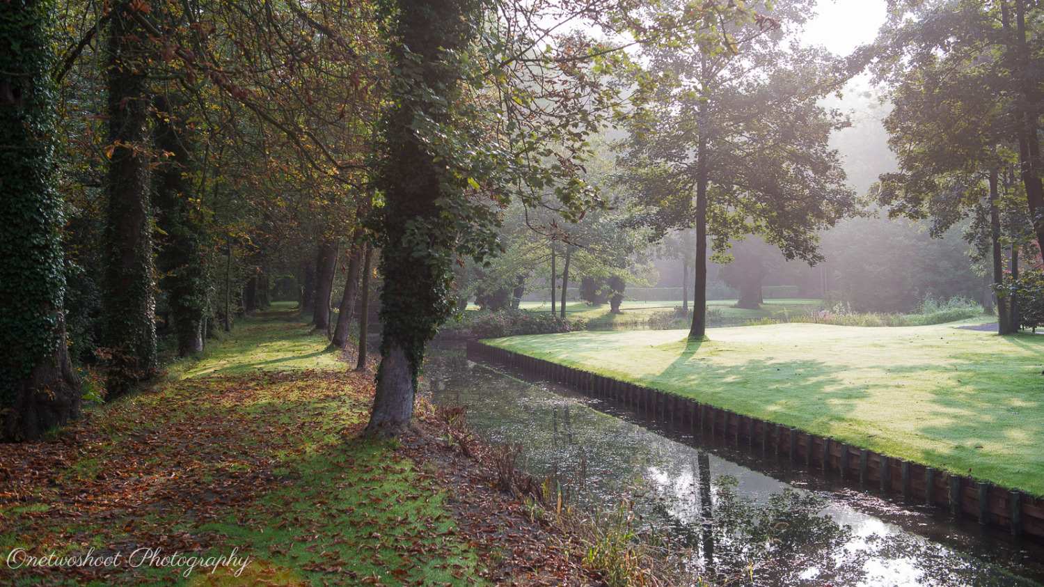 Het park van het domein 't Meerdael heeft mooie paden, graspartijen en grachten. Kortom alles voor mooie huwelijksfoto's te maken.