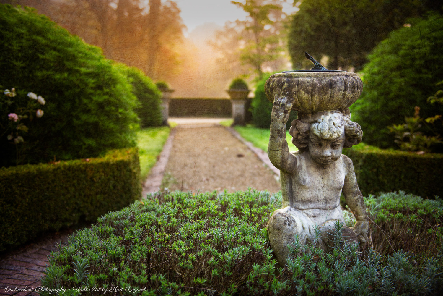 Klein standbeeldje met zonnewijzer dat in de mooie tuin staat naast de villa in het domein 't Meersdael. De zon was nog aan het opkomen die ochtend waardoor er mooie sfeer en kleurschakeringen waren.