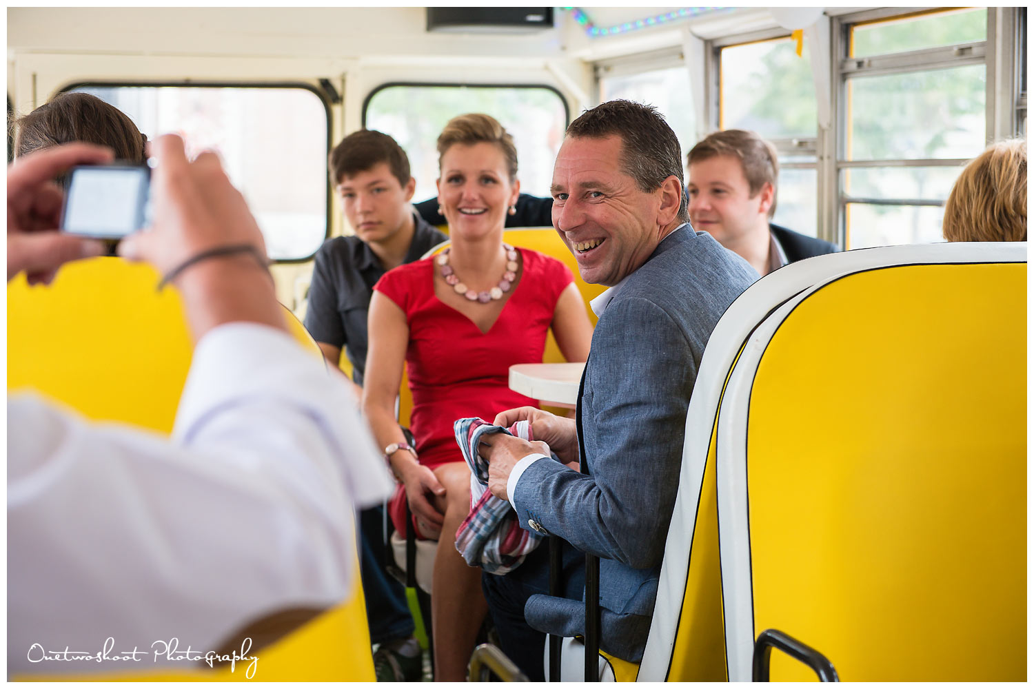huwelijksparty in de bus op weg naar het stadhuis huwelijksfotografie Wetteren
