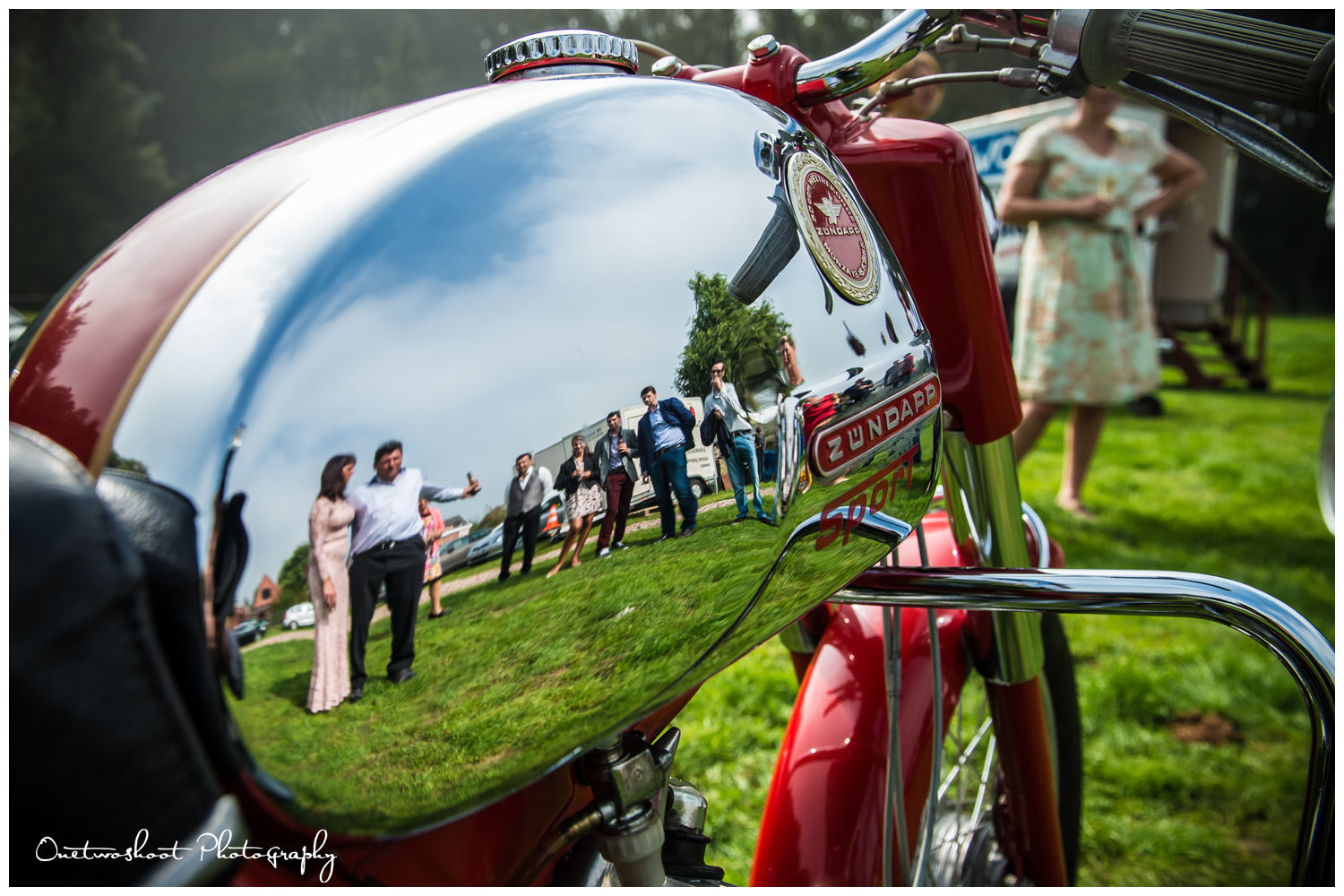 reflectie van het bruidspaar in de brandstoftank van zundapp huwelijksfotograaf