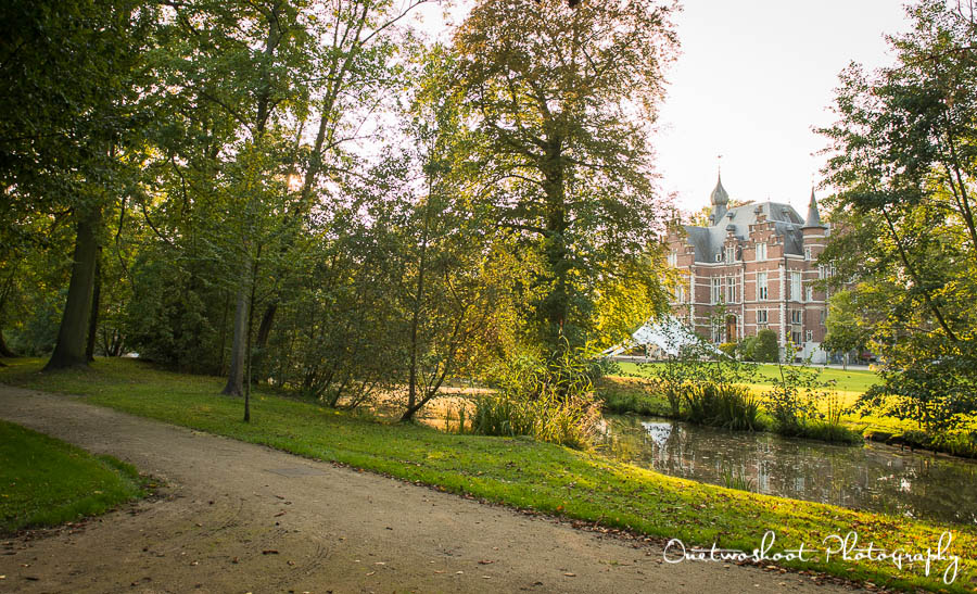 Mooie zicht met ondergaande zon op het kasteel domein Blauwendael, ideaal park voor huwelijksfotograaf en bruidspaar voor huwelijksfotografie