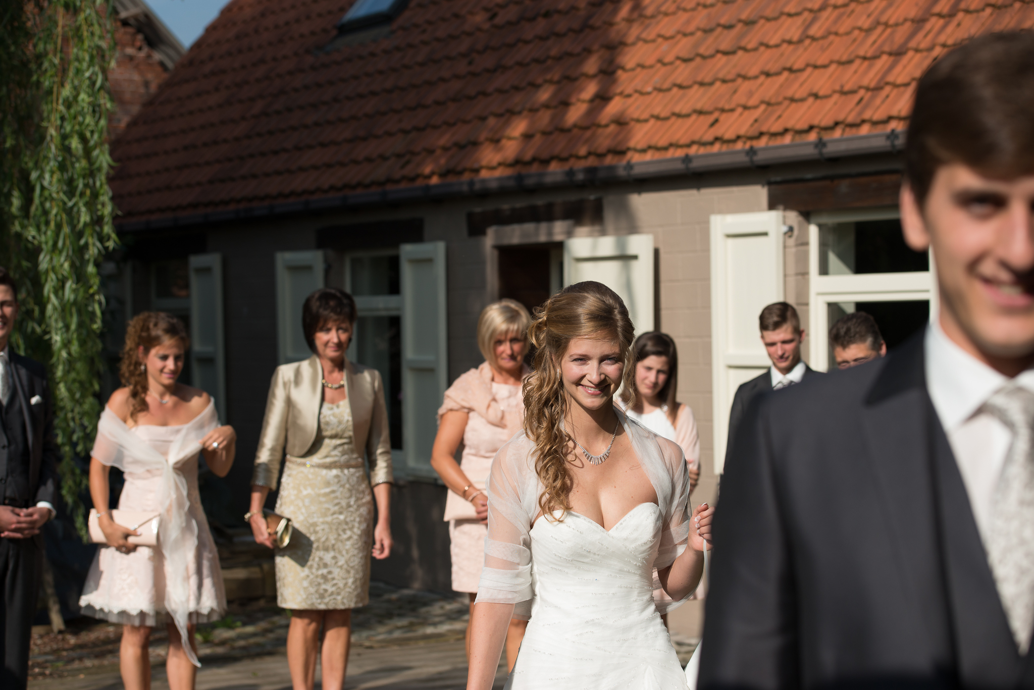 huwelijksfotograaf in stekene voor Yannick en Kimberley first look moment van het bruidspaar