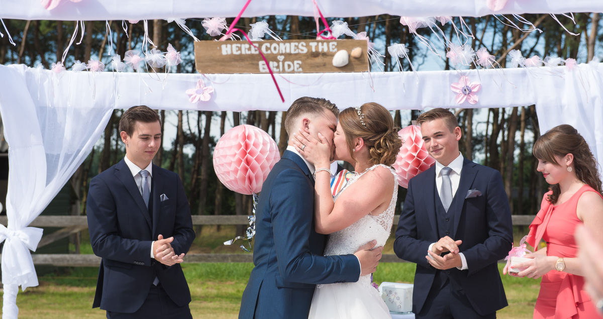 huwelijksfotograaf trouwfotograaf bruidsfotografie van bart en maureen in Zuiddorpe Nederland Zelzate